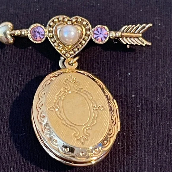 Vintage Avon Brooches Cameo and Cherub - Picture 8 of 11